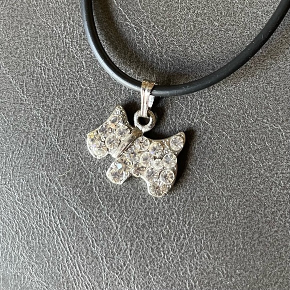 Puppy charm necklace like new with gift box - Picture 1 of 4